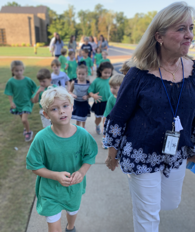 Kindergarten students continue gingerbread hunt tradition