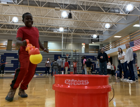 Sophomore host field day for Elam Alexander students